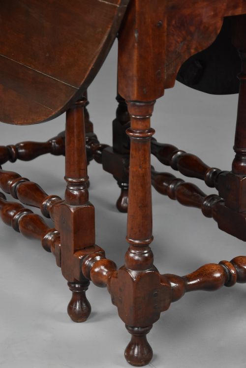 RARE EARLY 18TH CENTURY WALNUT GATELEG TABLE OF FINE PATINA - ADDITIONAL PHOTO 14