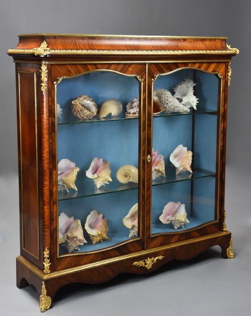 FINE QUALITY MID 19TH CENTURY FRENCH KINGWOOD DISPLAY CABINET WITH ORMOLU DECORATION