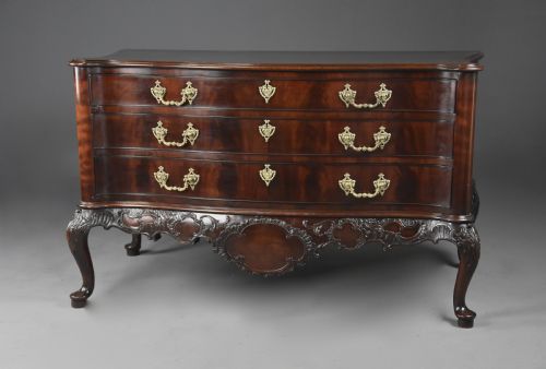 SUPERB QUALITY LATE 19TH CENTURY SERPENTINE COMMODE IN THE CHIPPENDALE STYLE OF LARGE PROPORTIONS - ADDITIONAL PHOTO 1