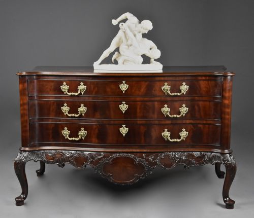 SUPERB QUALITY LATE 19TH CENTURY SERPENTINE COMMODE IN THE CHIPPENDALE STYLE OF LARGE PROPORTIONS