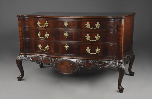 SUPERB QUALITY LATE 19TH CENTURY SERPENTINE COMMODE IN THE CHIPPENDALE STYLE OF LARGE PROPORTIONS - ADDITIONAL PHOTO 2