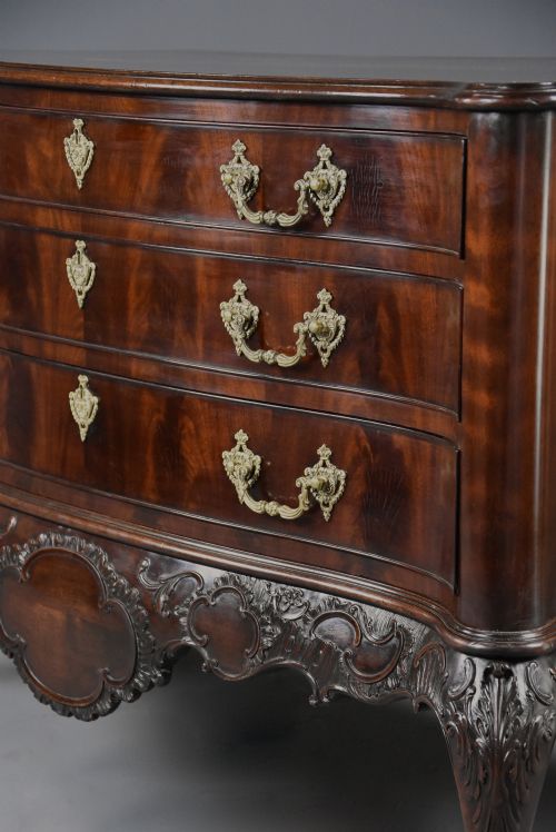 SUPERB QUALITY LATE 19TH CENTURY SERPENTINE COMMODE IN THE CHIPPENDALE STYLE OF LARGE PROPORTIONS - ADDITIONAL PHOTO 5
