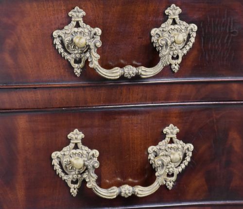 SUPERB QUALITY LATE 19TH CENTURY SERPENTINE COMMODE IN THE CHIPPENDALE STYLE OF LARGE PROPORTIONS - ADDITIONAL PHOTO 6