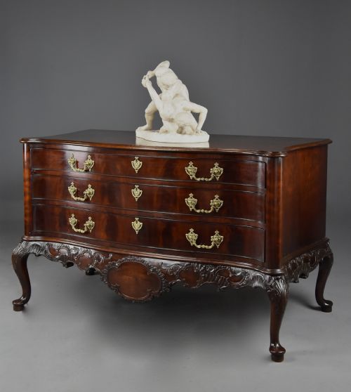 SUPERB QUALITY LATE 19TH CENTURY SERPENTINE COMMODE IN THE CHIPPENDALE STYLE OF LARGE PROPORTIONS - ADDITIONAL PHOTO 7