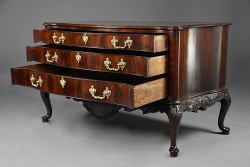 SUPERB QUALITY LATE 19TH CENTURY SERPENTINE COMMODE IN THE CHIPPENDALE STYLE OF LARGE PROPORTIONS - ADDITIONAL PHOTO 8