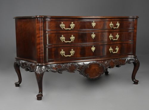 SUPERB QUALITY LATE 19TH CENTURY SERPENTINE COMMODE IN THE CHIPPENDALE STYLE OF LARGE PROPORTIONS - ADDITIONAL PHOTO 9