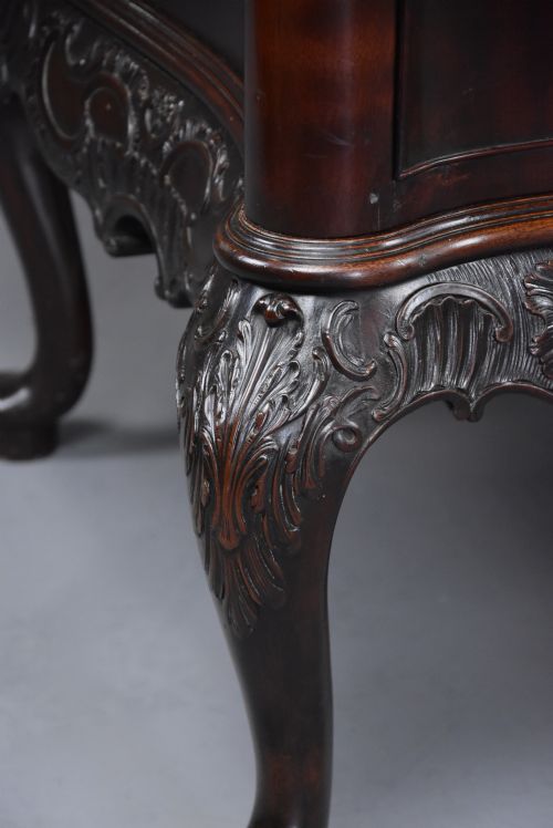 SUPERB QUALITY LATE 19TH CENTURY SERPENTINE COMMODE IN THE CHIPPENDALE STYLE OF LARGE PROPORTIONS - ADDITIONAL PHOTO 10