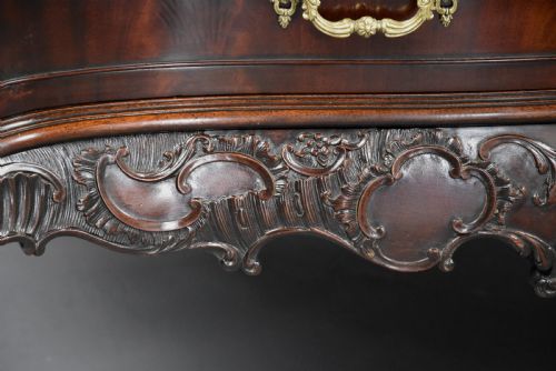 SUPERB QUALITY LATE 19TH CENTURY SERPENTINE COMMODE IN THE CHIPPENDALE STYLE OF LARGE PROPORTIONS - ADDITIONAL PHOTO 11
