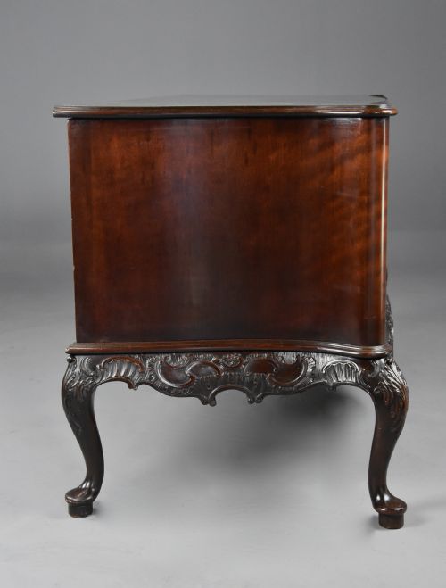 SUPERB QUALITY LATE 19TH CENTURY SERPENTINE COMMODE IN THE CHIPPENDALE STYLE OF LARGE PROPORTIONS - ADDITIONAL PHOTO 13