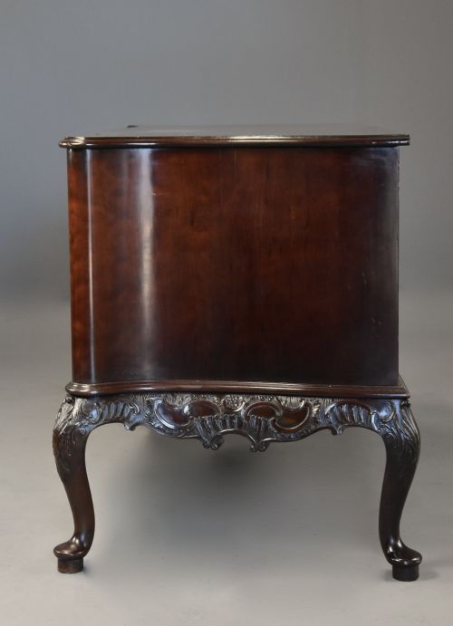 SUPERB QUALITY LATE 19TH CENTURY SERPENTINE COMMODE IN THE CHIPPENDALE STYLE OF LARGE PROPORTIONS - ADDITIONAL PHOTO 14