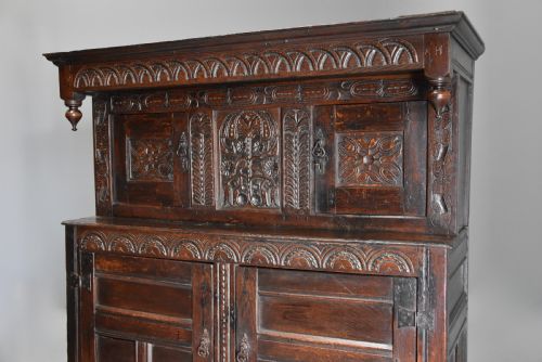 MID 17TH CENTURY CARVED OAK PRESS CUPBOARD IN ORIGINAL UNTOUCHED CONDITION WITH SUPERB ORIGINAL PATINA - ADDITIONAL PHOTO 4