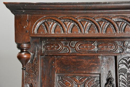 MID 17TH CENTURY CARVED OAK PRESS CUPBOARD IN ORIGINAL UNTOUCHED CONDITION WITH SUPERB ORIGINAL PATINA - ADDITIONAL PHOTO 5