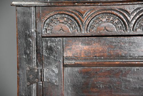 MID 17TH CENTURY CARVED OAK PRESS CUPBOARD IN ORIGINAL UNTOUCHED CONDITION WITH SUPERB ORIGINAL PATINA - ADDITIONAL PHOTO 9