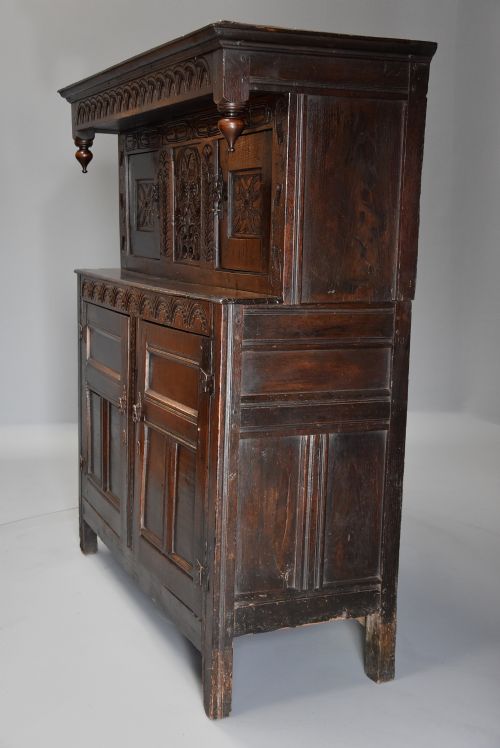 MID 17TH CENTURY CARVED OAK PRESS CUPBOARD IN ORIGINAL UNTOUCHED CONDITION WITH SUPERB ORIGINAL PATINA - ADDITIONAL PHOTO 11