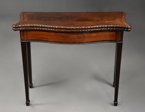 FINE EXAMPLE OF A MID 18TH CENTURY SERPENTINE MAHOGANY CARD TABLE OF EXCEPTIONAL ORIGINAL PATINA