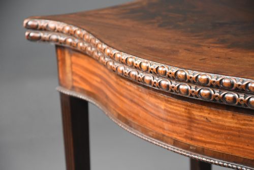 FINE EXAMPLE OF A MID 18TH CENTURY SERPENTINE MAHOGANY CARD TABLE OF EXCEPTIONAL ORIGINAL PATINA - ADDITIONAL PHOTO 6