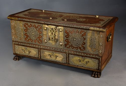 HIGHLY DECORATIVE MID 19TH CENTURY ZANZIBAR TRADERS CHEST WITH BRASS STUD DECORATION - ADDITIONAL PHOTO 2