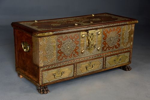 HIGHLY DECORATIVE MID 19TH CENTURY ZANZIBAR TRADERS CHEST WITH BRASS STUD DECORATION - ADDITIONAL PHOTO 3