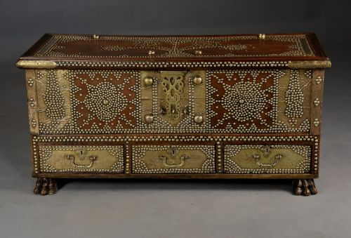 HIGHLY DECORATIVE MID 19TH CENTURY ZANZIBAR TRADERS CHEST WITH BRASS STUD DECORATION - ADDITIONAL PHOTO 4
