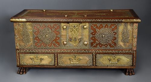 HIGHLY DECORATIVE MID 19TH CENTURY ZANZIBAR TRADERS CHEST WITH BRASS STUD DECORATION - ADDITIONAL PHOTO 5