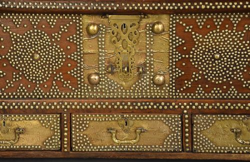 HIGHLY DECORATIVE MID 19TH CENTURY ZANZIBAR TRADERS CHEST WITH BRASS STUD DECORATION - ADDITIONAL PHOTO 6
