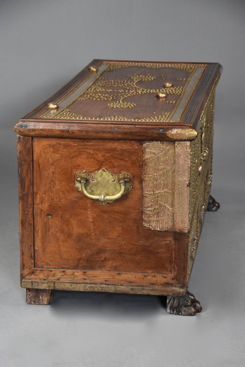 HIGHLY DECORATIVE MID 19TH CENTURY ZANZIBAR TRADERS CHEST WITH BRASS STUD DECORATION - ADDITIONAL PHOTO 10