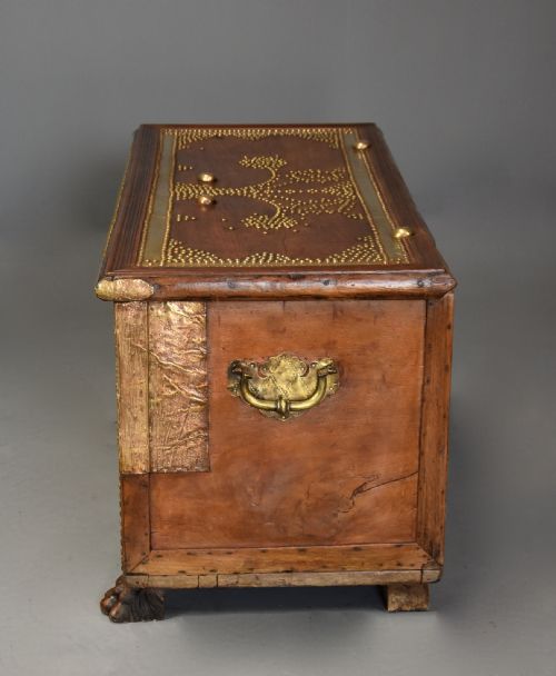 HIGHLY DECORATIVE MID 19TH CENTURY ZANZIBAR TRADERS CHEST WITH BRASS STUD DECORATION - ADDITIONAL PHOTO 11