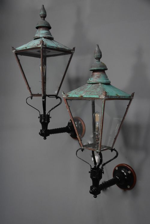 LARGE PAIR OF WINDSOR STYLE COPPER STREET LANTERNS SUPPORTED ON SOPHISTICATED SPIRAL TWIST WALL BRACKETS