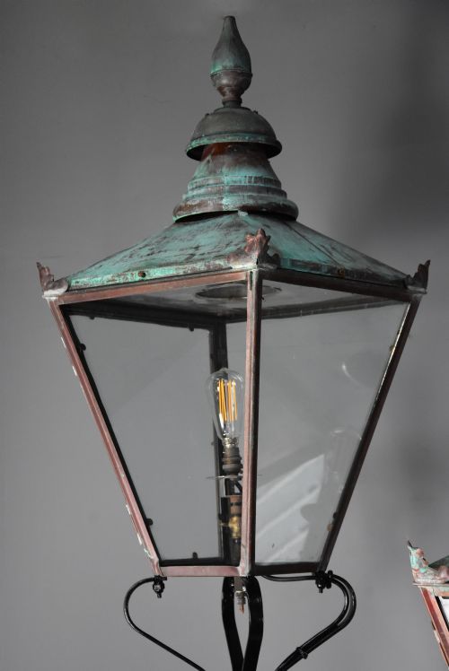 LARGE PAIR OF WINDSOR STYLE COPPER STREET LANTERNS SUPPORTED ON SOPHISTICATED SPIRAL TWIST WALL BRACKETS - ADDITIONAL PHOTO 5