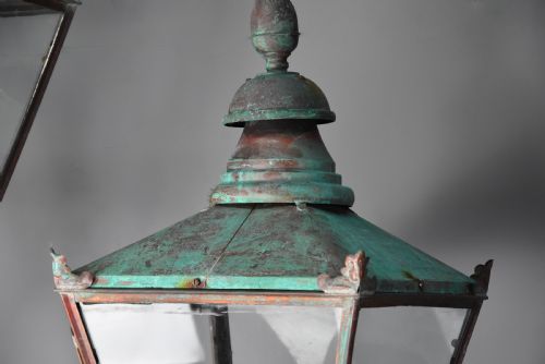 LARGE PAIR OF WINDSOR STYLE COPPER STREET LANTERNS SUPPORTED ON SOPHISTICATED SPIRAL TWIST WALL BRACKETS - ADDITIONAL PHOTO 6