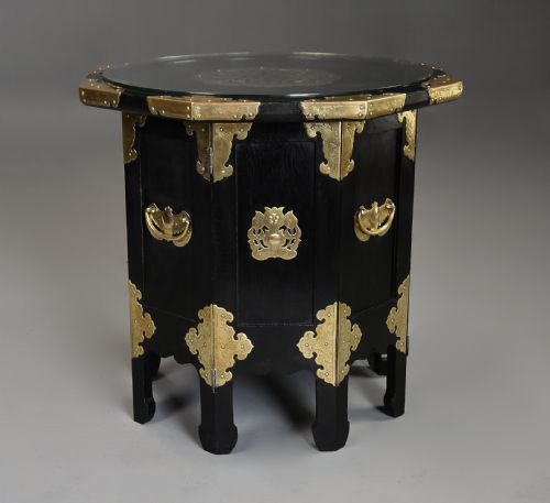 EARLY 20TH CENTURY HIGHLY DECORATIVE ORIENTAL EBONISED BRASS OCTAGONAL OCCASIONAL TABLE - ADDITIONAL PHOTO 5
