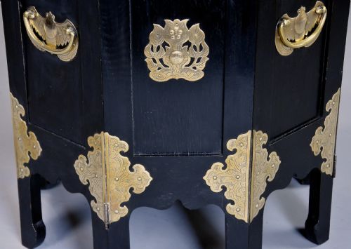 EARLY 20TH CENTURY HIGHLY DECORATIVE ORIENTAL EBONISED BRASS OCTAGONAL OCCASIONAL TABLE - ADDITIONAL PHOTO 10