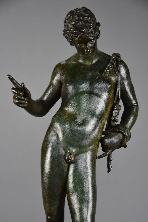 LARGE LATE 19TH CENTURY GRAND TOUR NEAPOLITAN BRONZE FIGURE OF NARCISSUS OR BACCHUS AFTER THE ANTIQUE WITH GREEN PATINATION - ADDITIONAL PHOTO 1