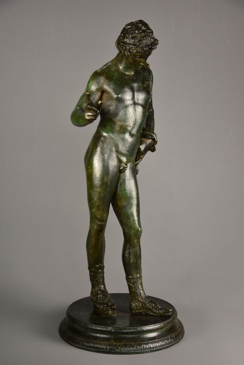LARGE LATE 19TH CENTURY GRAND TOUR NEAPOLITAN BRONZE FIGURE OF NARCISSUS OR BACCHUS AFTER THE ANTIQUE WITH GREEN PATINATION - ADDITIONAL PHOTO 2