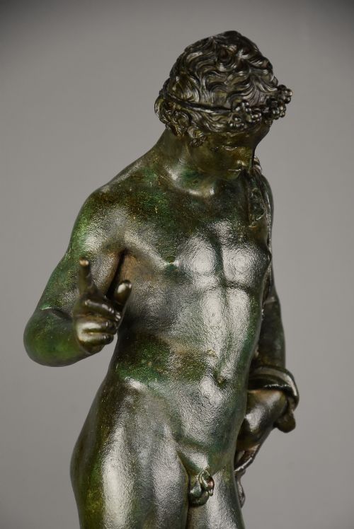 LARGE LATE 19TH CENTURY GRAND TOUR NEAPOLITAN BRONZE FIGURE OF NARCISSUS OR BACCHUS AFTER THE ANTIQUE WITH GREEN PATINATION - ADDITIONAL PHOTO 3