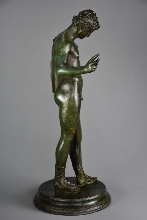 LARGE LATE 19TH CENTURY GRAND TOUR NEAPOLITAN BRONZE FIGURE OF NARCISSUS OR BACCHUS AFTER THE ANTIQUE WITH GREEN PATINATION - ADDITIONAL PHOTO 4