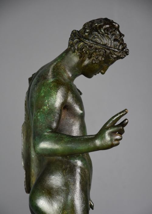 LARGE LATE 19TH CENTURY GRAND TOUR NEAPOLITAN BRONZE FIGURE OF NARCISSUS OR BACCHUS AFTER THE ANTIQUE WITH GREEN PATINATION - ADDITIONAL PHOTO 5