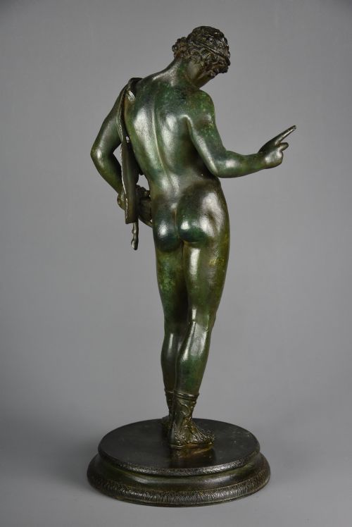 LARGE LATE 19TH CENTURY GRAND TOUR NEAPOLITAN BRONZE FIGURE OF NARCISSUS OR BACCHUS AFTER THE ANTIQUE WITH GREEN PATINATION - ADDITIONAL PHOTO 6