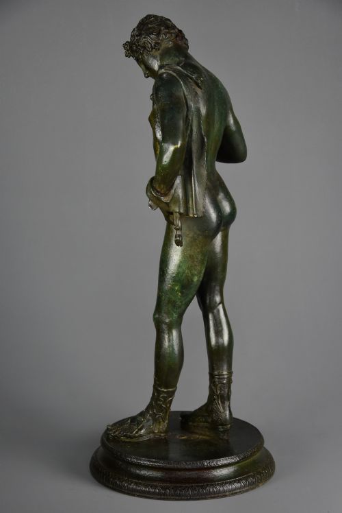 LARGE LATE 19TH CENTURY GRAND TOUR NEAPOLITAN BRONZE FIGURE OF NARCISSUS OR BACCHUS AFTER THE ANTIQUE WITH GREEN PATINATION - ADDITIONAL PHOTO 8