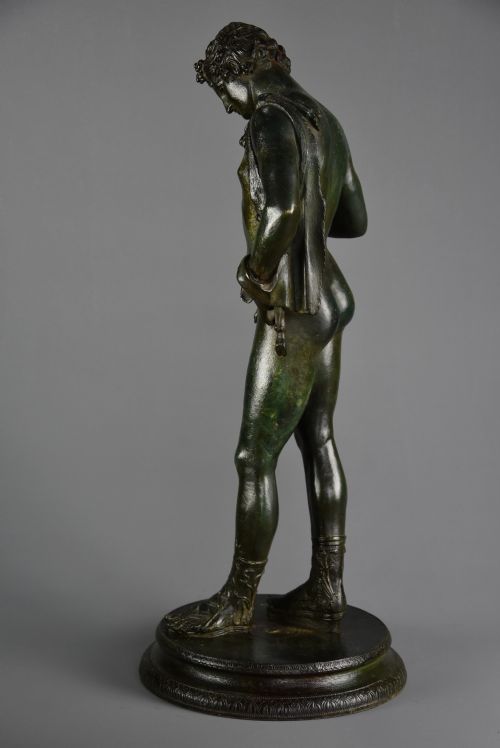LARGE LATE 19TH CENTURY GRAND TOUR NEAPOLITAN BRONZE FIGURE OF NARCISSUS OR BACCHUS AFTER THE ANTIQUE WITH GREEN PATINATION - ADDITIONAL PHOTO 9