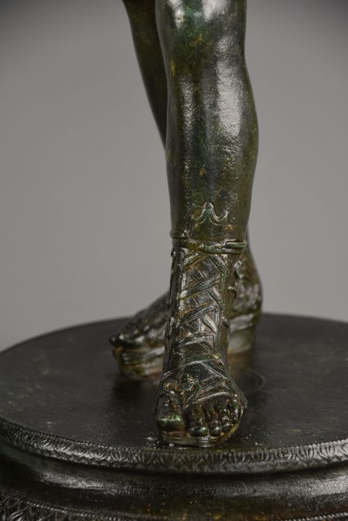 LARGE LATE 19TH CENTURY GRAND TOUR NEAPOLITAN BRONZE FIGURE OF NARCISSUS OR BACCHUS AFTER THE ANTIQUE WITH GREEN PATINATION - ADDITIONAL PHOTO 12