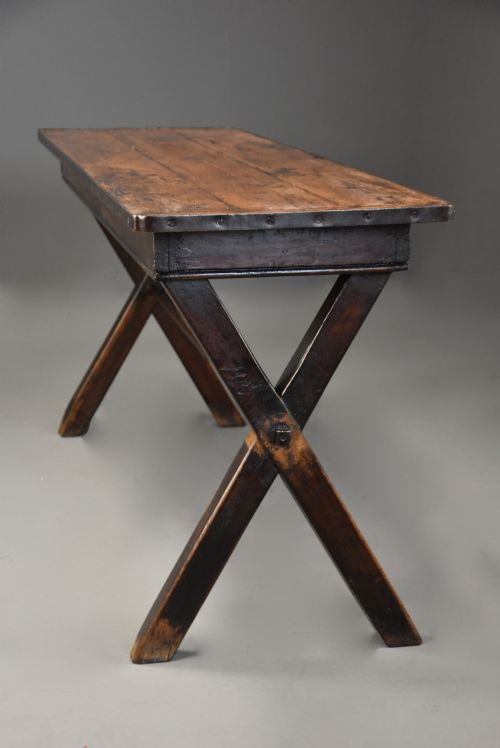 EARLY 19TH CENTURY SYCAMORE TRESTLE ENDED TAVERN TABLE OF FINE PATINA - ADDITIONAL PHOTO 4