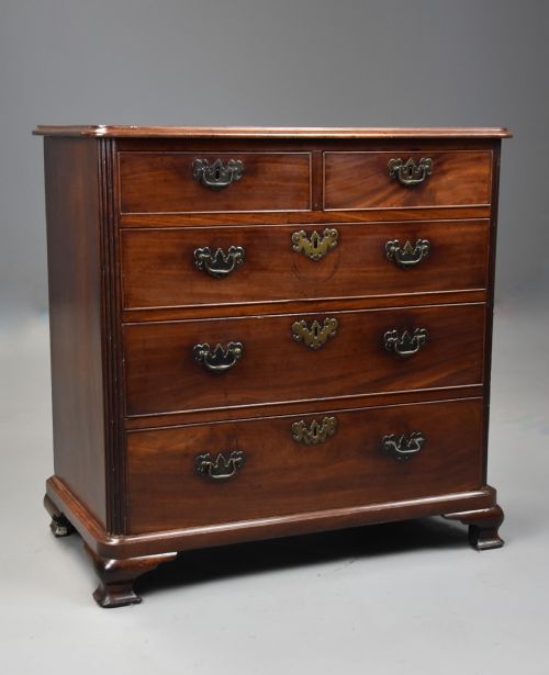 Fine Quality Mid 18th Century George III Mahogany Chest of Drawers of Small Proportions & Fine Patina