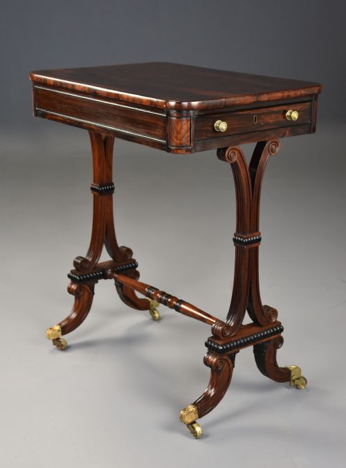 Exquisite early 19th century rosewood freestanding occasional table in the manner of Gillows
