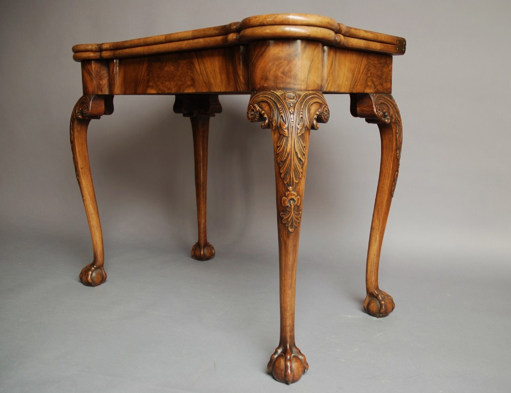 Fine quality early 20thc walnut card table in the Queen Anne style