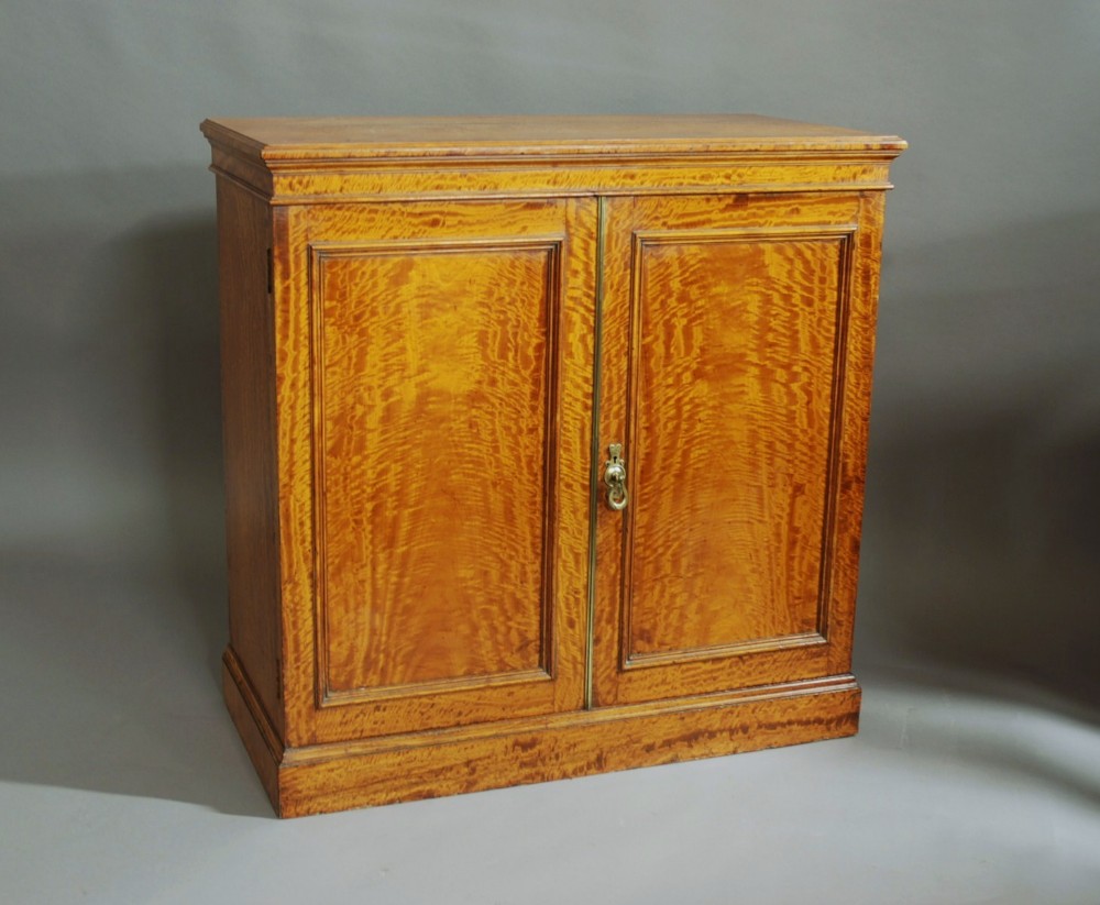 Superb quality late 19th century satinwood cabinet