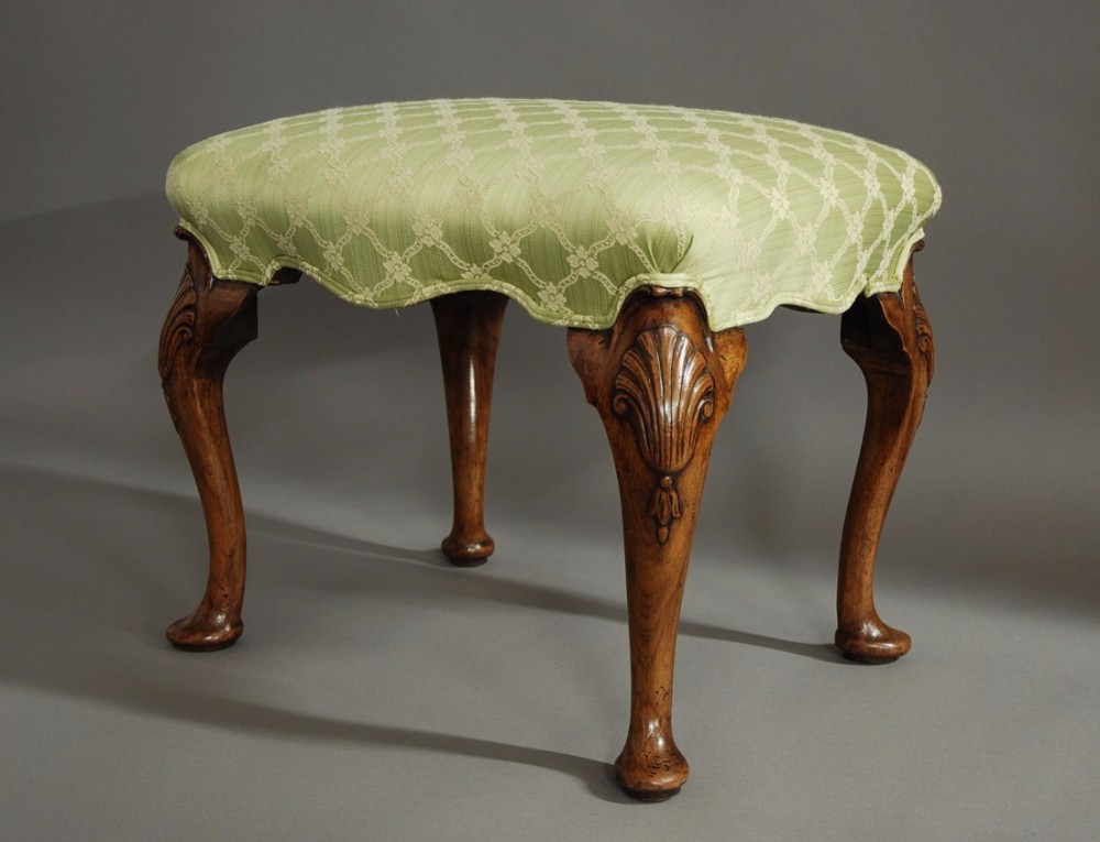 Elegant early 20thc Queen Anne style walnut cabriole leg stool 