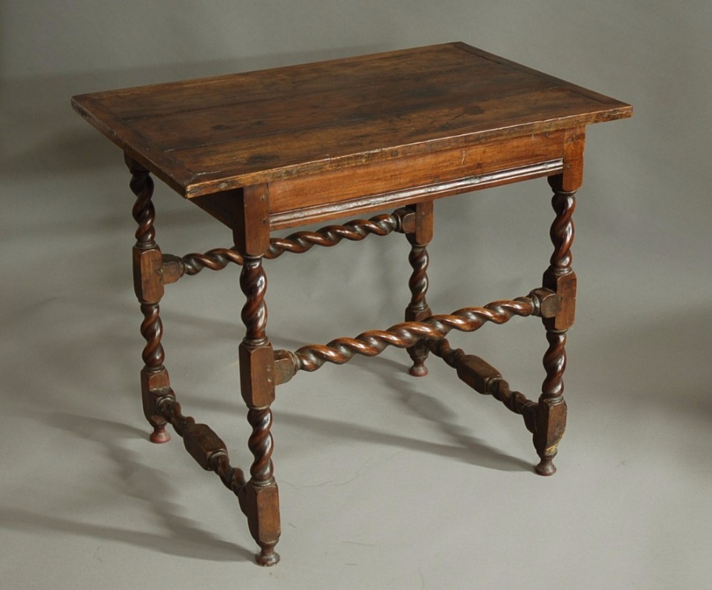 Late 17th century good quality walnut table with great patina