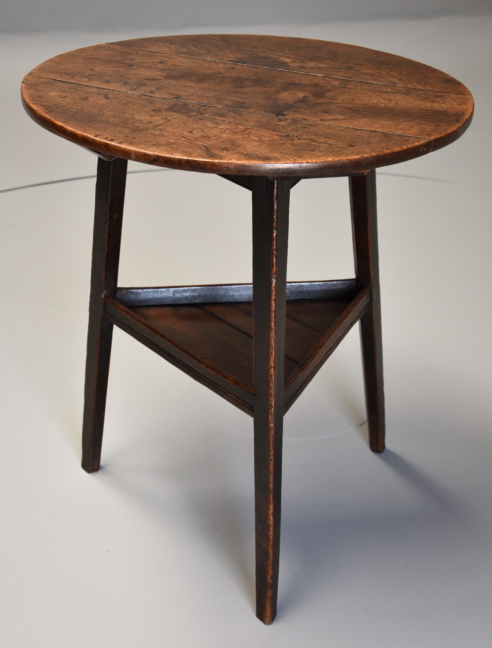 Late 18th century oak cricket table with shelf and of fine patina 