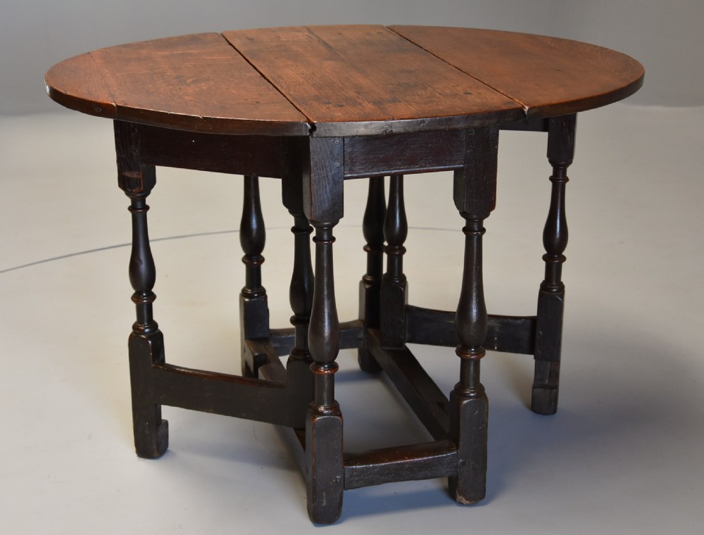 Late 17th century small oak gateleg table of good patina View IV